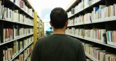 kitap okuma, mutlu ve kaygısız kitaplığında okuyan genç adam. Konsept: eğitim, portre, Kütüphane ve çalışkan, sakin ol.