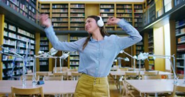 okul kütüphanesinde öğrencilerin bilgisayar kullanarak, projeler için konuşmak