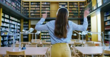 okul kütüphanesinde öğrencilerin bilgisayar kullanarak, projeler için konuşmak