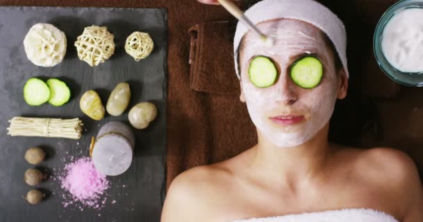 Cinemagraph Video Woman Spa Cucumber Slices Eyes Specialist Putting Cream — Stock Video