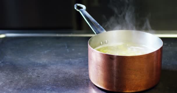 Vidéo Cinématographique Casserole Avec Eau Bouillante Chaude — Video