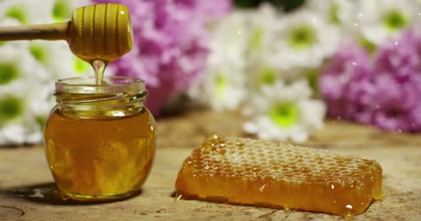 Cinemagraph Video Strömmande Gyllene Honung Tillbringaren Honeycomb Bordet Med Blommor — Stockvideo