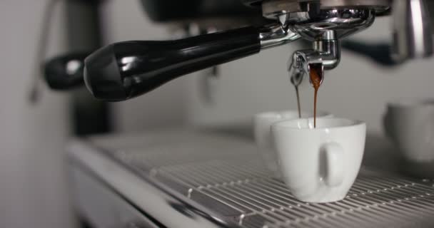 머신에서 준비하는 커피의 슬로우 — 비디오
