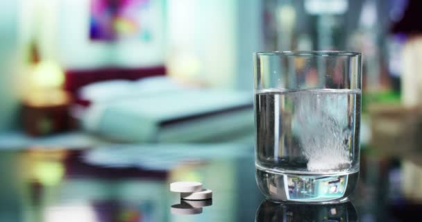 ガラスの水の中の錠剤のシネマグラフビデオ — ストック動画