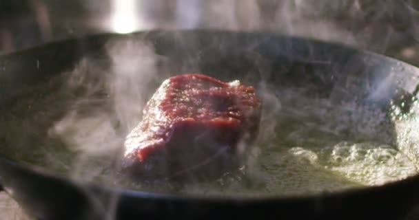 Video Cinemagrafico Cottura Bistecca Barbecue Con Sale Olio Padella — Video Stock