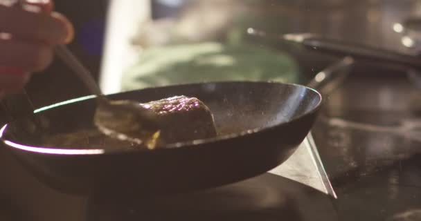 Primer Plano Del Chef Cocinando Carne — Vídeo de stock