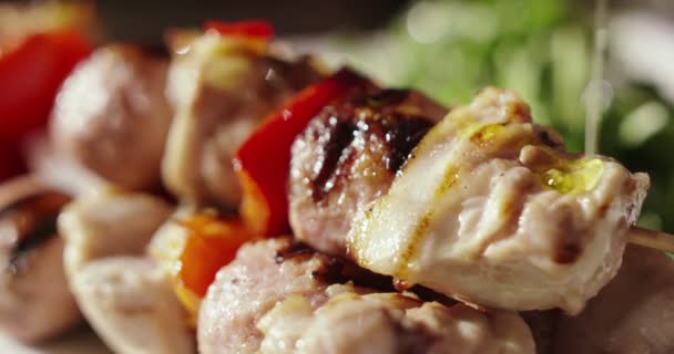 Primo Piano Olio Cottura Della Carne Con Verdure — Video Stock