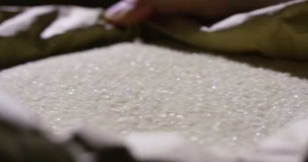 설탕을 흔드는 사람의 클로즈업 — 비디오