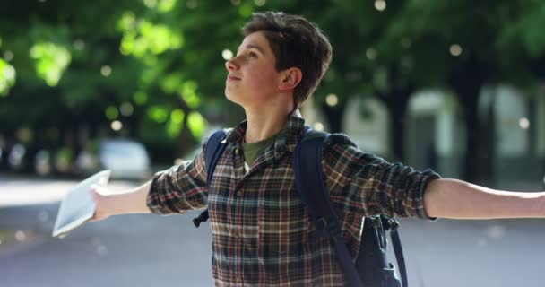 屋外に立って本を持っている男子生徒のシネマグラフビデオ — ストック動画