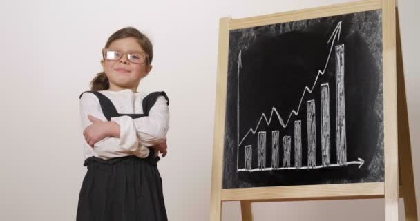 Retrato Una Niña Feliz Vestida Como Maestra Frente Una Pequeña — Vídeo de stock