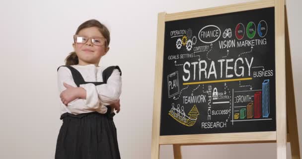 Portrait Une Petite Fille Heureuse Habillée Enseignante Devant Petit Tableau — Video