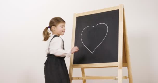 Ein Fröhliches Mädchen Lehrerkostüm Vor Einer Kleinen Tafel Hält Die — Stockvideo