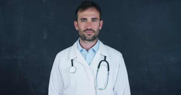 Retrato Del Profesor Médico Estudiante Encuentra Pizarra Negra Sobre Fondo — Vídeo de stock