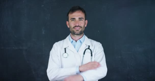 Portrét Profesor Doktor Student Stojí Černé Desce Černém Pozadí Koncepce — Stock video