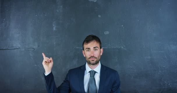 Retrato Hombre Negocios Profesor Marketing Dibuja Gráfico Éxito Una Pizarra — Vídeos de Stock