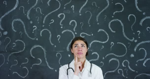 Retrato Uma Bela Médica Estudante Pensando Escolher Uma Profissão Uma — Vídeo de Stock