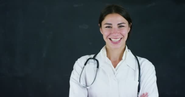 Retrato Del Profesor Médico Estudiante Encuentra Pizarra Negra Sobre Fondo — Vídeo de stock