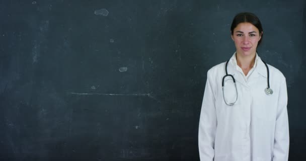 Portrait Professeur Médecin Étudiant Tient Tableau Noir Sur Fond Noir — Video