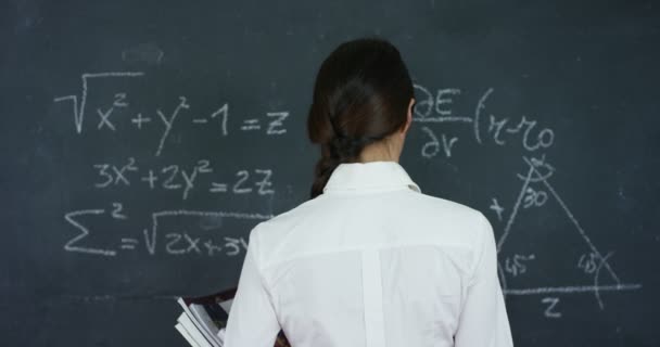 Retrato Una Hermosa Niña Profesor Estudiante Resuelve Ejemplos Fórmulas Triángulo — Vídeos de Stock