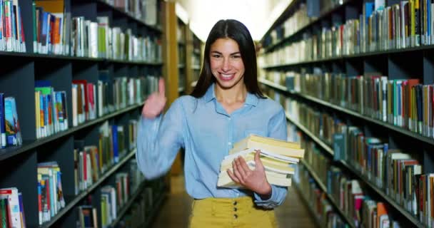 Studenter Ett Bibliotek Skolan Använda Dator Och Prata För Projekt — Stockvideo