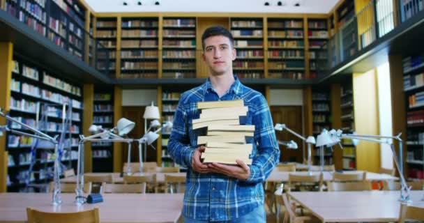 Estudantes Uma Biblioteca Escola Usam Computador Conversam Para Projetos — Vídeo de Stock