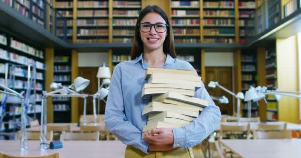 Estudantes Uma Biblioteca Escola Usam Computador Conversam Para Projetos — Vídeo de Stock