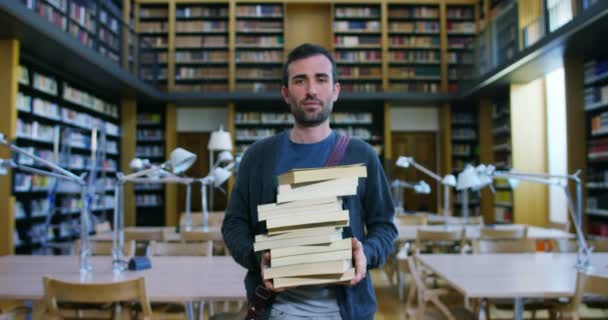 Estudantes Uma Biblioteca Escola Usam Computador Conversam Para Projetos — Vídeo de Stock