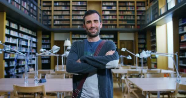 Estudantes Uma Biblioteca Escola Usam Computador Conversam Para Projetos — Vídeo de Stock