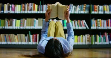 okul kütüphanesinde öğrencilerin bilgisayar kullanarak, projeler için konuşmak