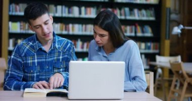 okul kütüphanesinde öğrencilerin bilgisayar kullanarak, projeler için konuşmak