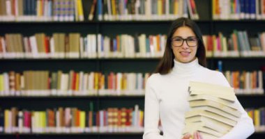 Mutlu ve kaygısız bir kitaplıkta kitap okuma genç bir öğrenci. Konsept: eğitim, portre, Kütüphane ve çalışkan, sakin ol.