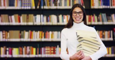 Mutlu ve kaygısız bir kitaplıkta kitap okuma genç bir öğrenci. Konsept: eğitim, portre, Kütüphane ve çalışkan, sakin ol.