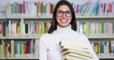 Mutlu ve kaygısız bir kitaplıkta kitap okuma genç bir öğrenci. Konsept: eğitim, portre, Kütüphane ve çalışkan, sakin ol.