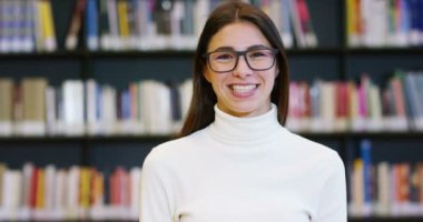 Mutlu ve kaygısız bir kitaplıkta kitap okuma genç bir öğrenci. Konsept: eğitim, portre, Kütüphane ve çalışkan, sakin ol.