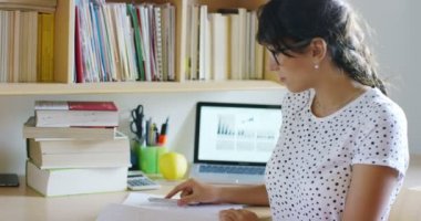 Mutlu ve kaygısız bir kitaplıkta kitap okuma genç bir öğrenci. Konsept: eğitim, portre, Kütüphane ve çalışkan, sakin ol.