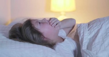 yatakta hasta öksürük çocuk yavaş hareket video, ağız kapsayan 