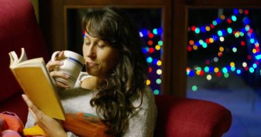 kanepe kitap okuma ve fincan çay içme kadın video 