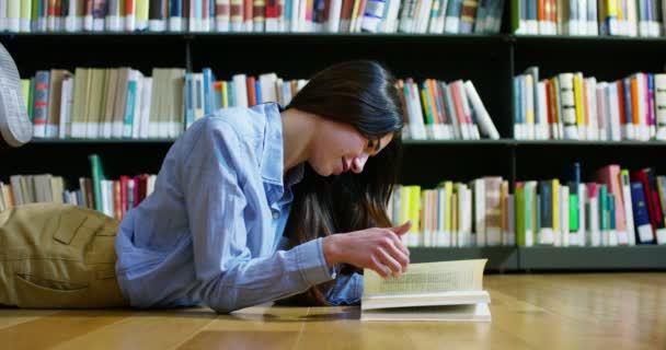 Studenter Ett Bibliotek Skolan Använda Dator Och Prata För Projekt — Stockvideo