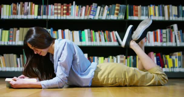 Estudantes Uma Biblioteca Escola Usam Computador Conversam Para Projetos — Vídeo de Stock