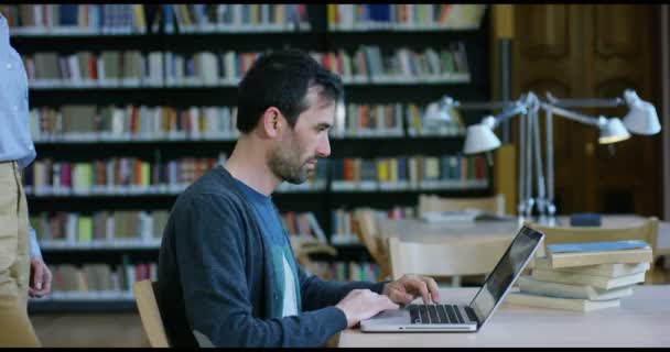 Oppilaat Kirjastossa Käyttävät Tietokonetta Puhuvat Projekteista — kuvapankkivideo