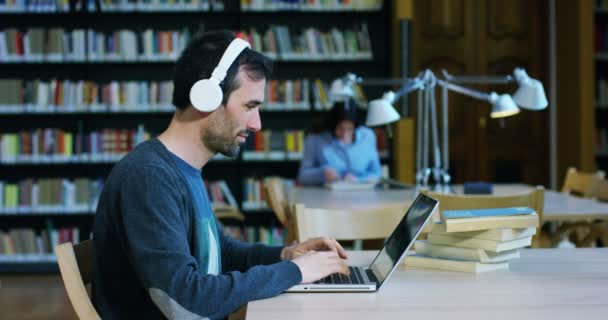 Studenti Una Biblioteca Scuola Usano Computer Parlano Progetti — Video Stock