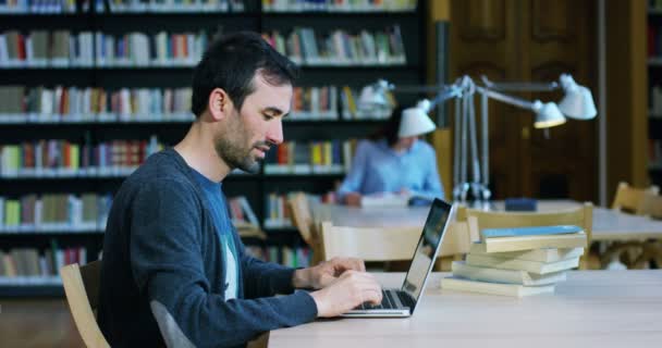 Estudiantes Una Biblioteca Escuela Utilizan Computadora Hablan Para Proyectos — Vídeo de stock