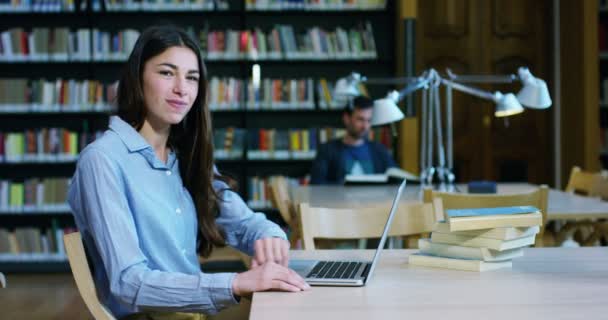 Студенти Бібліотеці Школі Використовують Комп Ютер Розмовляють Проектів — стокове відео
