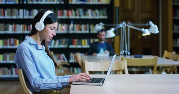 Estudiantes Una Biblioteca Escuela Utilizan Computadora Hablan Para Proyectos — Vídeo de stock