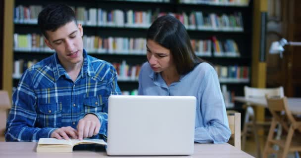 Estudiantes Una Biblioteca Escuela Utilizan Computadora Hablan Para Proyectos — Vídeo de stock