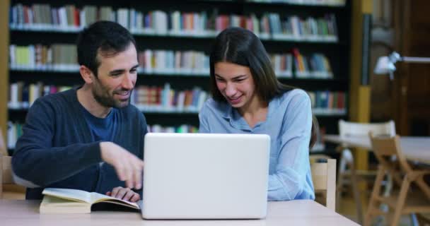 Estudiantes Una Biblioteca Escuela Utilizan Computadora Hablan Para Proyectos — Vídeo de stock