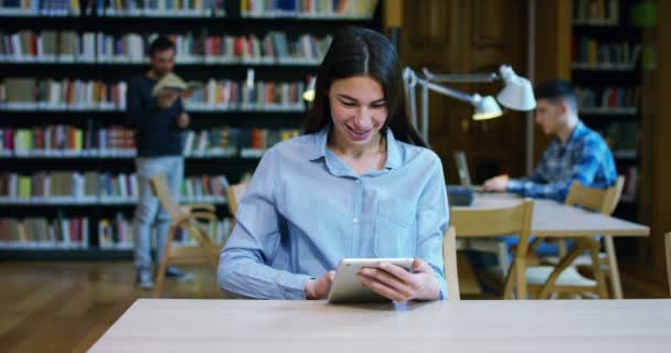 Studenter Ett Bibliotek Skolan Använda Dator Och Prata För Projekt — Stockvideo