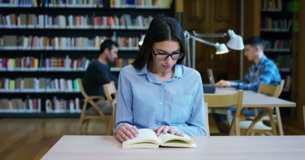 Studenter Ett Bibliotek Skolan Använda Dator Och Prata För Projekt — Stockvideo