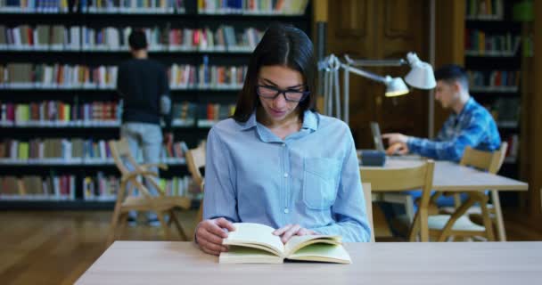 Studenten Een Bibliotheek School Gebruik Van Computer Praten Voor Projecten — Stockvideo