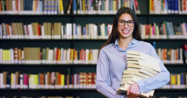 Een Jonge Student Studeert Een Gelukkige Zorgeloze Bibliotheek Lezen Van — Stockvideo
